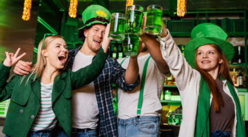 festa al pub con birra verde