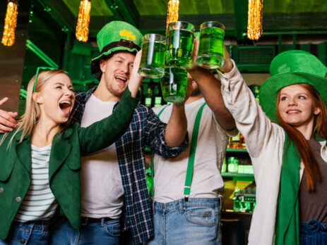 festa al pub con birra verde