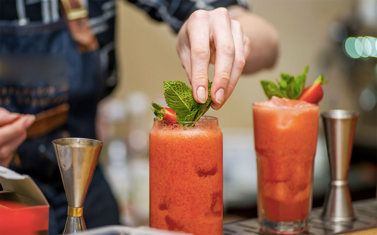 Preparazione cocktail professionale